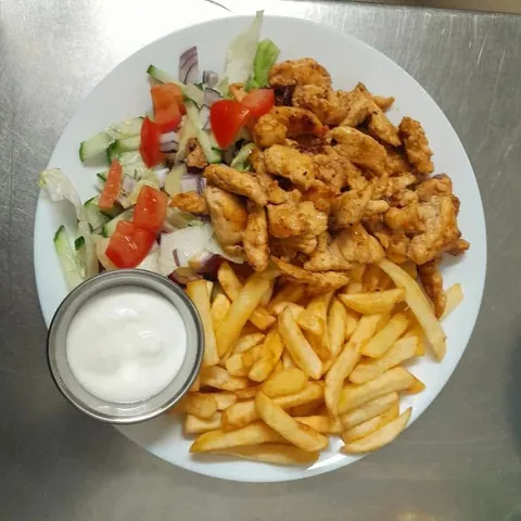 Csirkegyros hasábburgonyával, salátával és öntettel