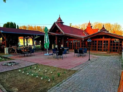Az étterem épülete és terasza alkonyatkor