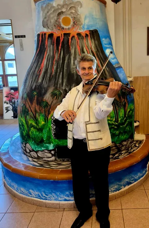 Hegedűs muzsikus fehér ingben